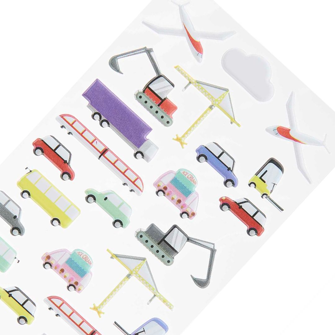 Detailopname van 3D puffy stickers met verschillende voertuigen, waaronder een auto, graafmachine en ijscowagen.