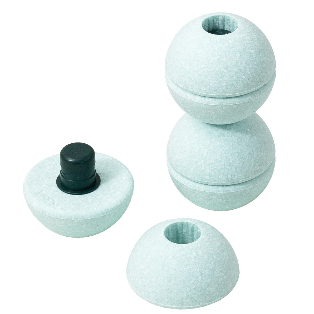 Modu schuimrubber bouwballen in ocean mint kleur, bestaande uit twee hele ballen en twee halve ballen met een zwarte pin.