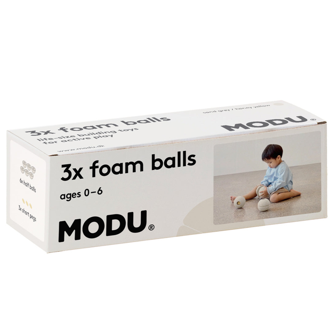 De Modu verpakking van de 3x foam balls met een afbeelding van een spelend kind.