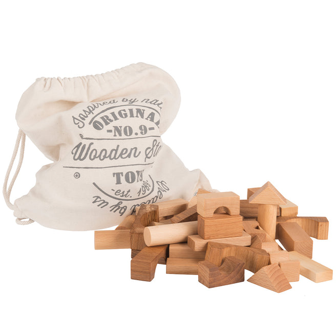 Wooden Story houten bouwblokken met een katoenen opbergzak.