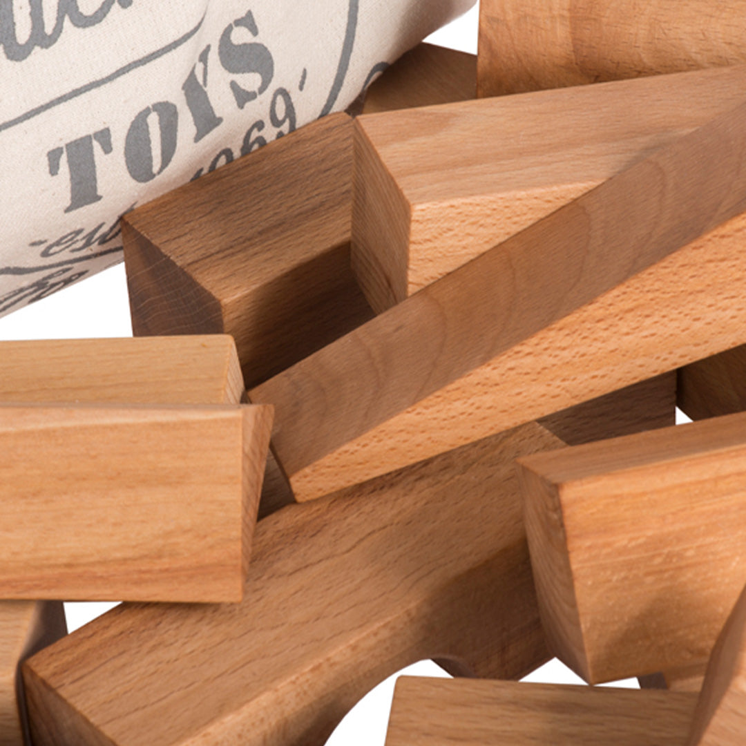 Detailopname van de naturel houten bouwblokken.