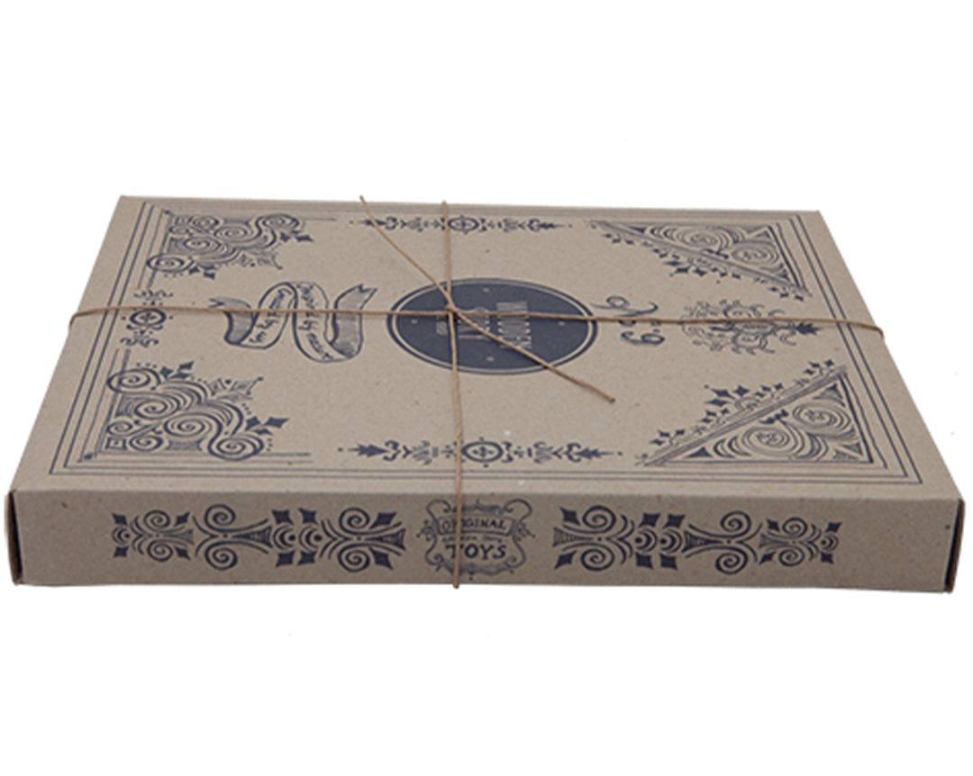 De bruine kartonnen verpakking van de Wooden Story houten bouwblokken, versierd met patronen en touw.