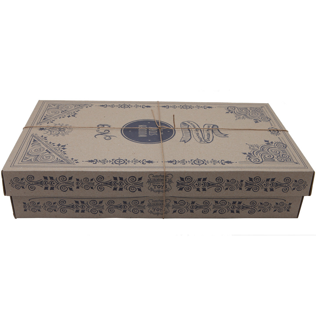 De verpakking van de Wooden Story houten bouwblokken, een bruine kartonnen doos met blauwe opdruk en touw.