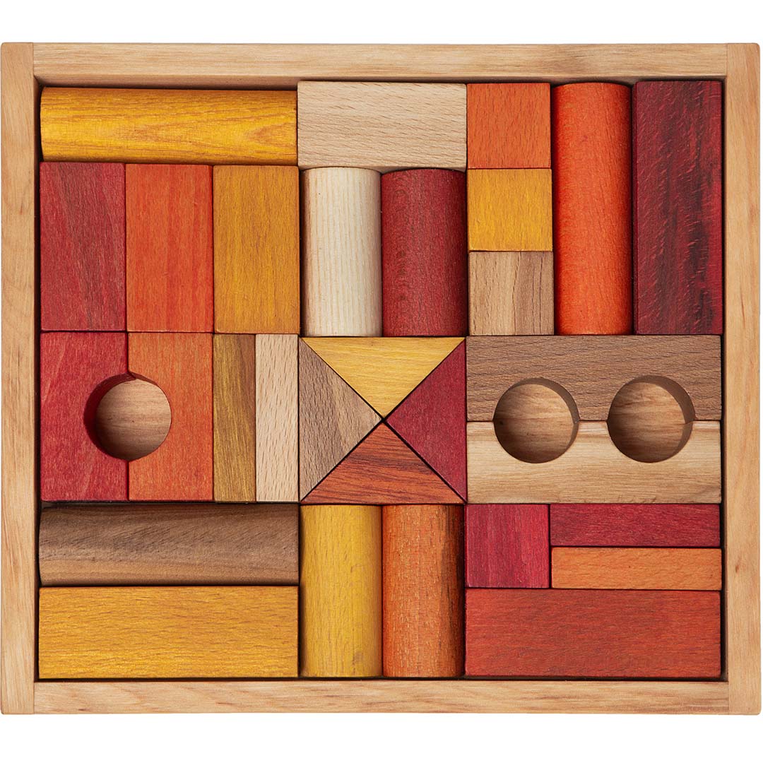 Wooden Story houten bouwblokken in warme kleuren, netjes gerangschikt in een houten kist.