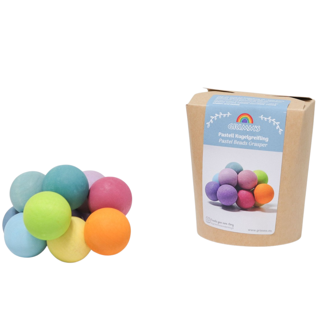 Grimm's babyspeelgoed met pastelkleurige houten kralen naast de productverpakking.
