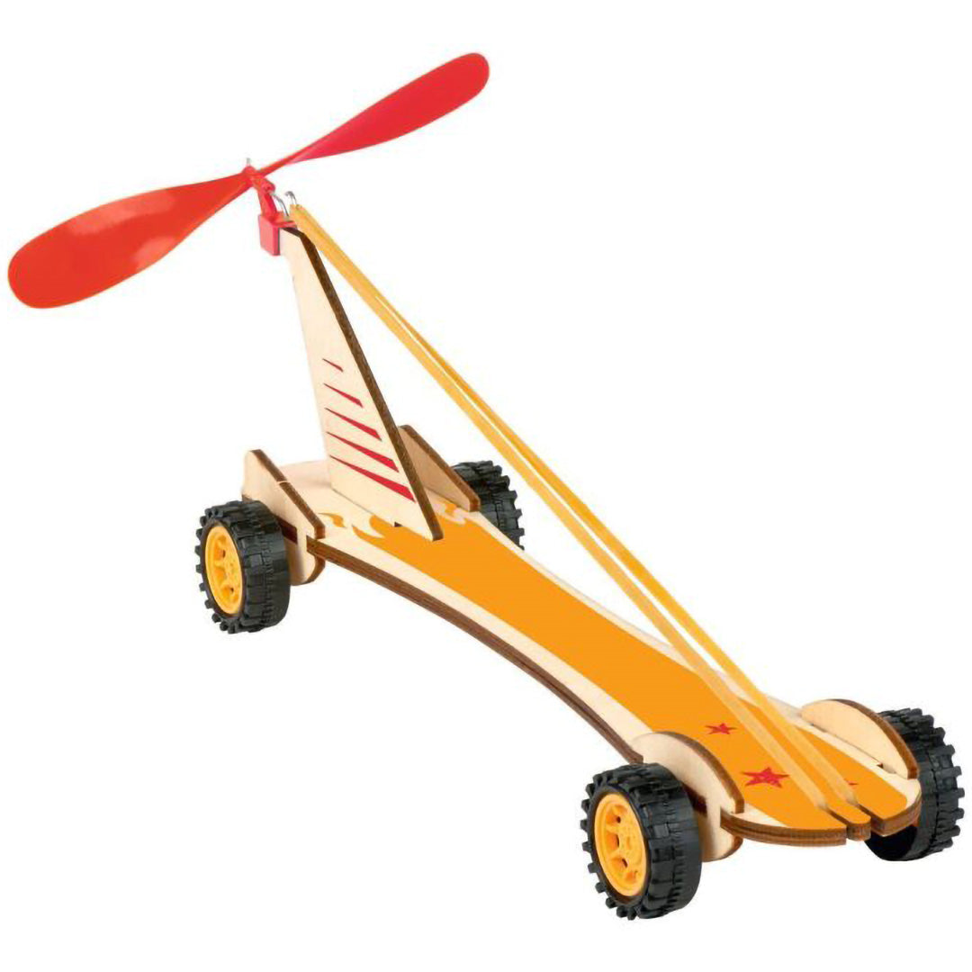Een houten raceauto met oranje propeller en rubberbandaandrijving, versierd met oranje en sterren.