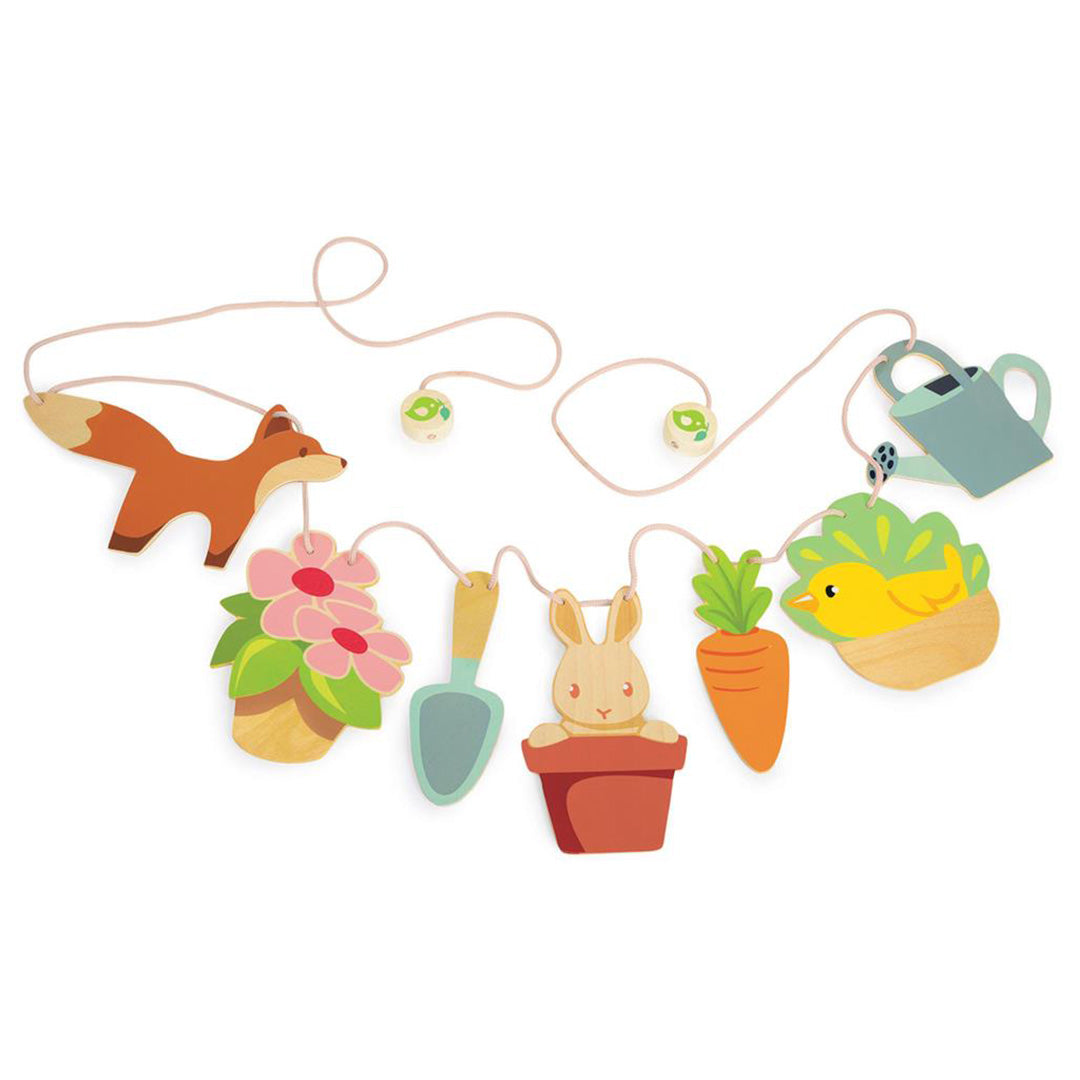 Tender Leaf Toys houten slinger met lente-tuinthema, inclusief een vos, bloemen, konijn, wortel en gieter.