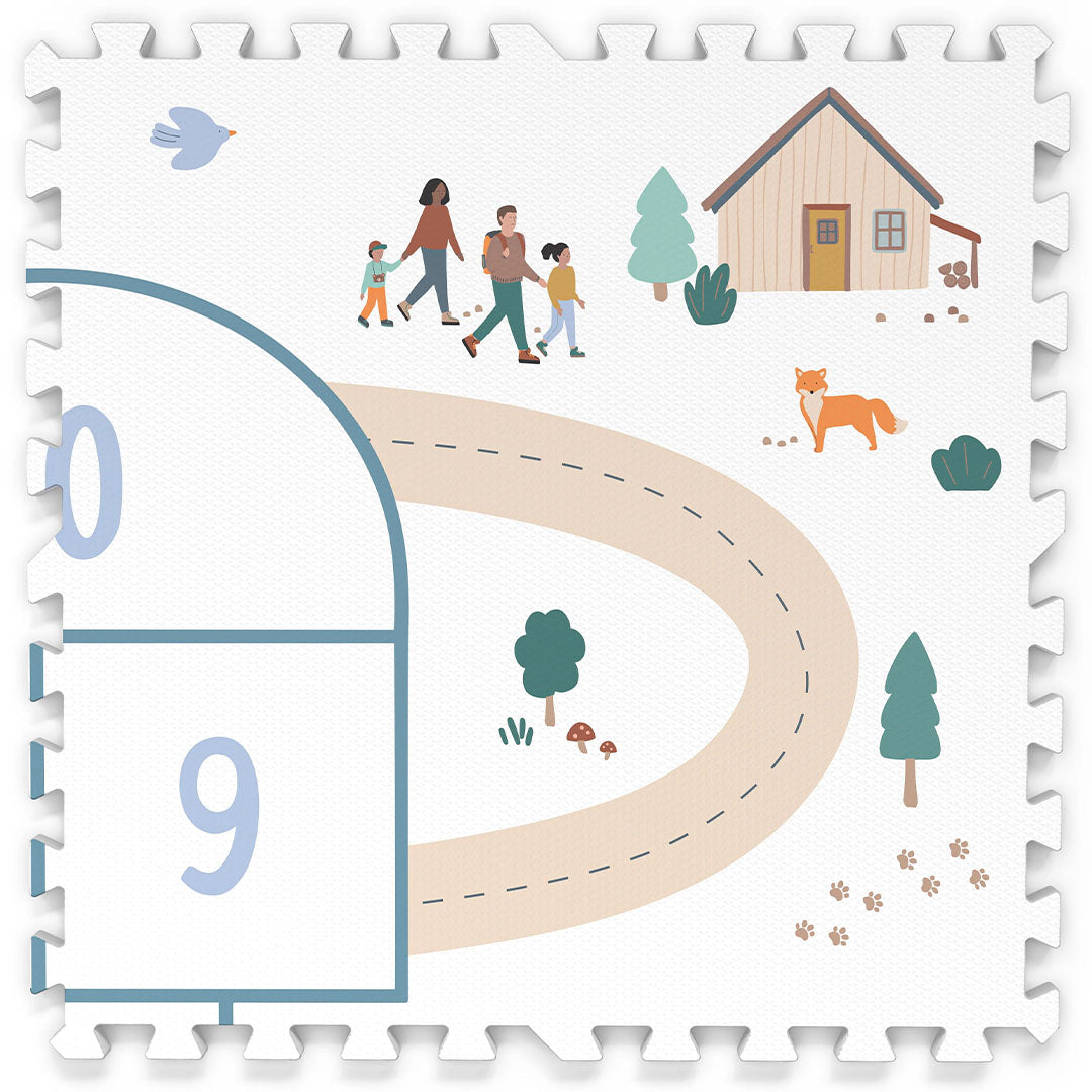 Detail van de play&go speelmat met een huis, mensen, een vos en de hinkelbaan nummers 0 en 9.