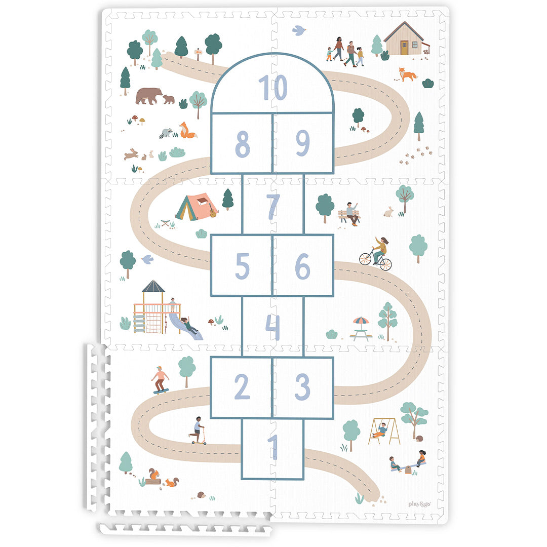 play&go foam speelmat met hinkelbaan en boslandschap, met losse puzzelstukken ernaast.