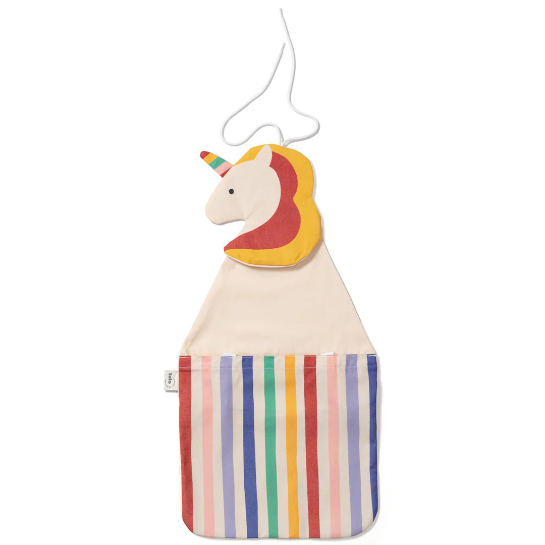 play&go wandopberger en draagtas met eenhoornkop en regenboogstrepen.