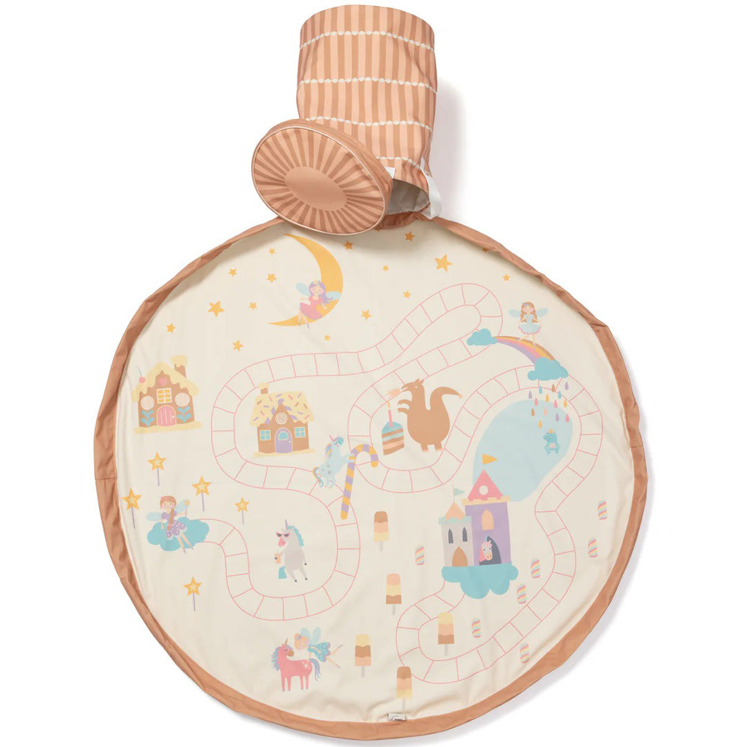 play&go speelkleed en opbergmand met een sprookjeswereld thema, deels opgevouwen tot een gestreepte mand.