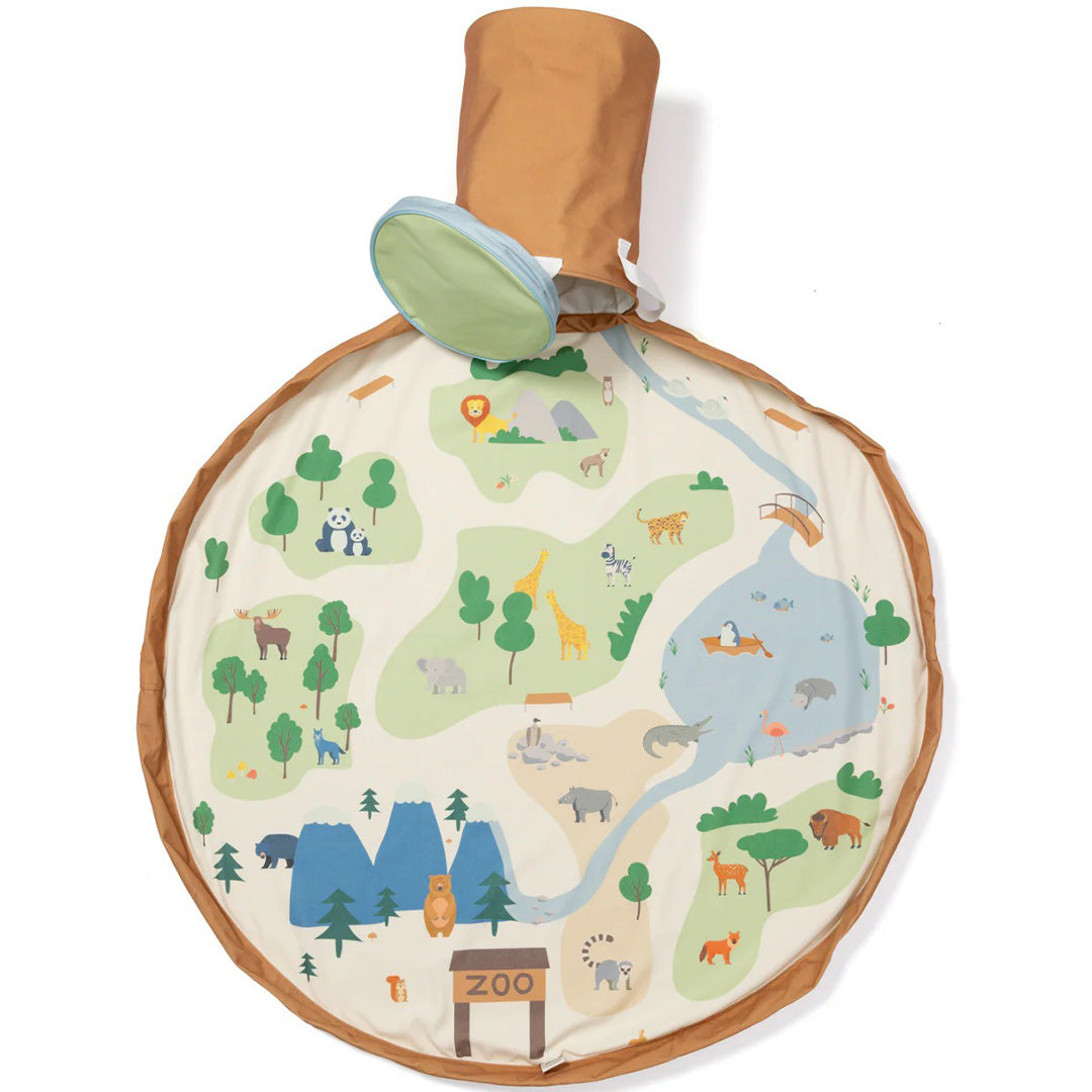 play&go speelkleed en opbergzak met dierentuin thema, plat op de grond, van bovenaf gezien.