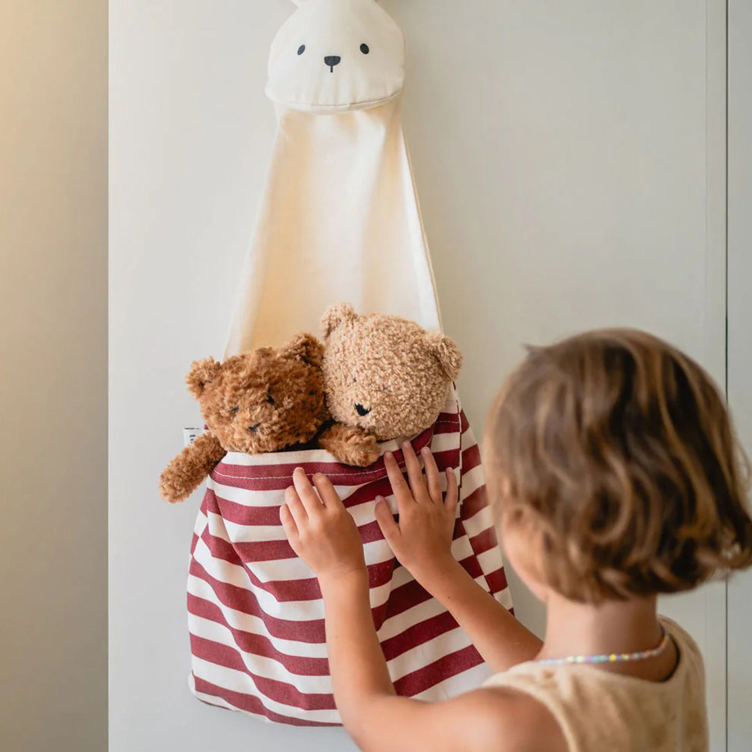 Een kind kijkt naar twee teddyberen in de play&go konijnen wandopberger.