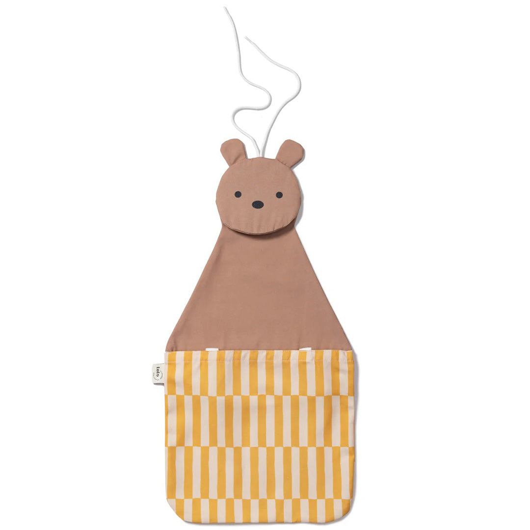 play&go wandopberger en draagtas in de vorm van een bruine beer met geel-wit gestreepte zak.
