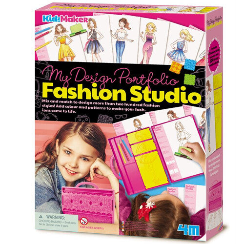 De verpakking van de 4M KidzMaker Fashion Studio tekenset met een meisje en mode-illustraties.