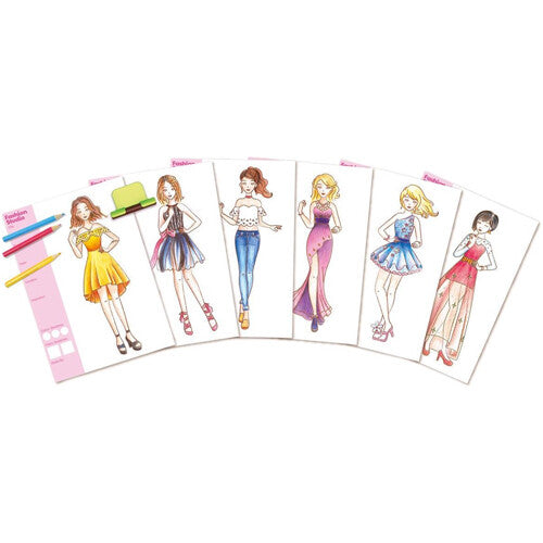 Zes verschillende mode-illustraties van meisjes in diverse outfits, behorend bij de tekenset.