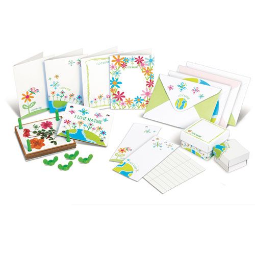Een overzicht van de 4M bloemenpers hobbyset met een bloemenpers, kaarten, enveloppen en doosjes.