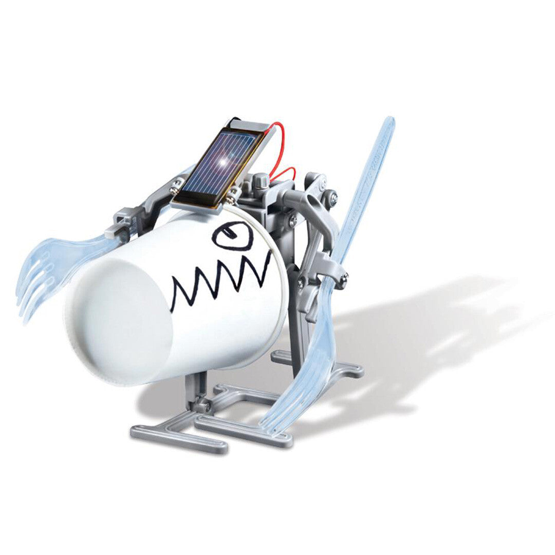 Een 4M Solar Robot met een zonnepaneel, omgebouwd tot een haai met een beker als lichaam en plastic vorken als vinnen.