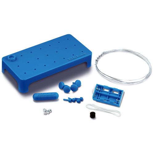 Alle onderdelen van de 4M KidzLabs Buzz Wire Making Kit, inclusief de blauwe basis en metalen draad.