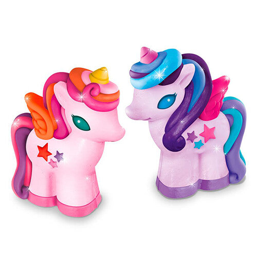 Twee afgewerkte, veelkleurige eenhoornfiguren met glitter uit het 4M gips- en glitterverfpakket.