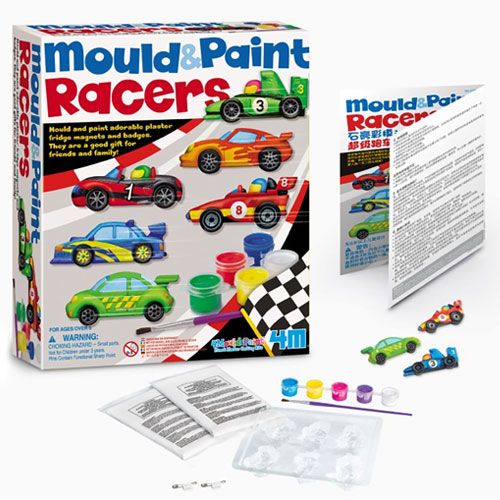 De 4M Mould & Paint Racers hobbyset met de verpakking, instructies en alle onderdelen zoals verf, kwasten en gegoten raceauto's.