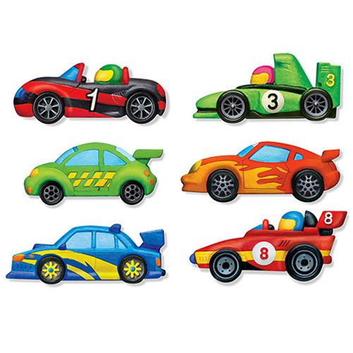 Zes kleurrijke, geverfde raceauto figuren uit de Mould & Paint hobbyset.