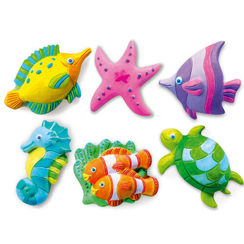Zes kleurrijk geverfde gipsfiguren van zeedieren, waaronder een schildpad, zeester en vissen.