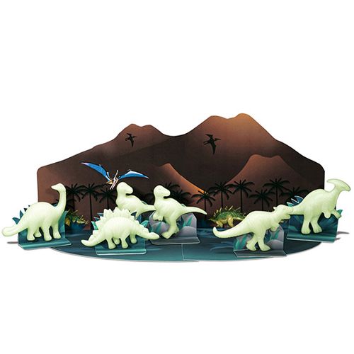 Lichtgevende 3D dinosaurusfiguren van de 4M speelset op een diorama met bergen en palmbomen.