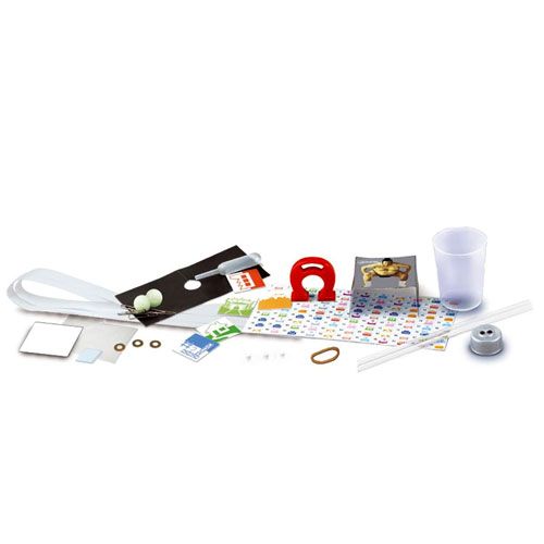 De losse onderdelen van de 4M KidzLabs Science Magic goochelset, zoals een beker, kaarten en een pipet.