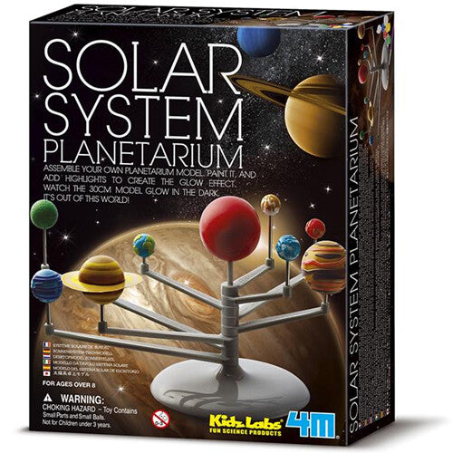 De verpakking van de 4M Solar System Planetarium bouwset met een afbeelding van het zonnestelselmodel.