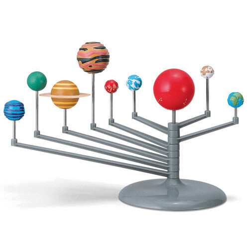 Het geassembleerde 4M zonnestelselmodel met kleurrijke planeten op een grijze standaard.