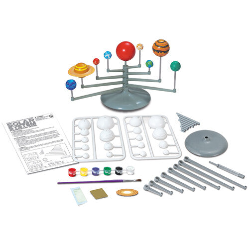 Alle onderdelen van de 4M Solar System Planetarium bouwset, inclusief het model, verf en instructies.