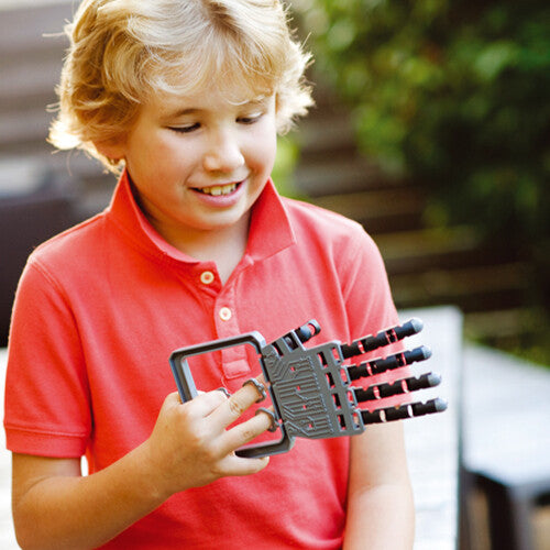 Een lachende jongen demonstreert de grijze robothand.