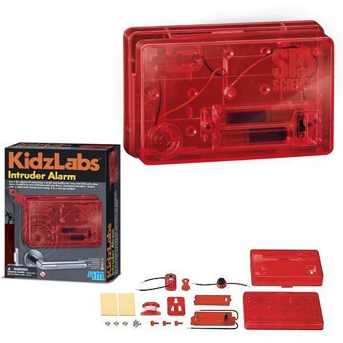 Een overzichtsfoto van de 4M KidzLabs Intruder Alarm wetenschapsset met de verpakking, het gemonteerde rode alarm en alle losse onderdelen.