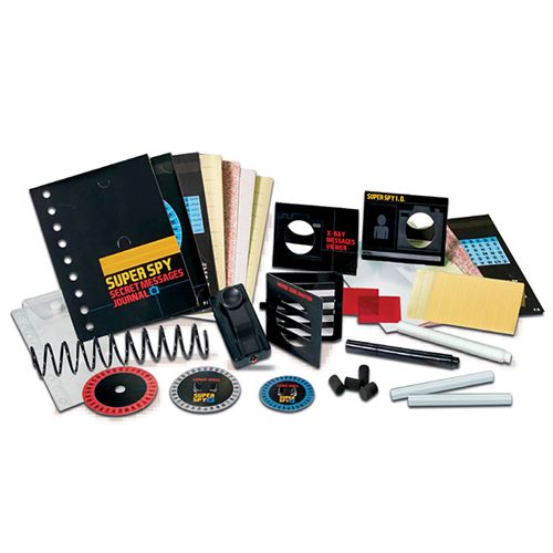 De losse onderdelen van de 4M KidzLabs spionnenset, waaronder een notitieboekje, pennen en diverse spionagetools.