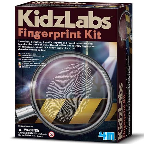 De verpakking van de 4M KidzLabs Fingerprint Kit, een educatieve wetenschapsset voor het nemen van vingerafdrukken.