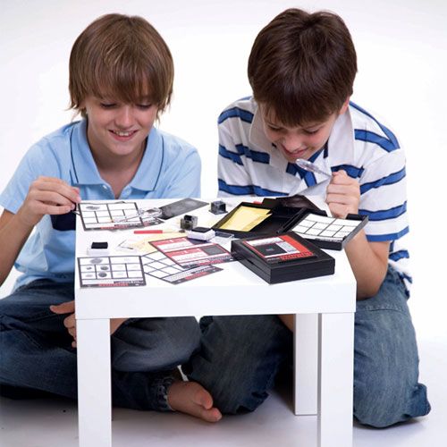 Twee jongens spelen met de 4M KidzLabs vingerafdruk set aan een witte tafel.
