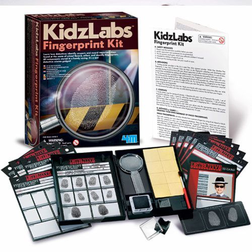 De 4M KidzLabs Fingerprint Kit met de verpakking en alle uitgestalde onderdelen, waaronder een vergrootglas en vingerafdrukkaarten.