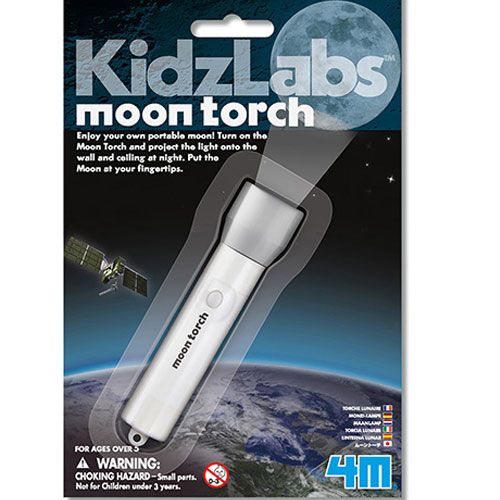 De verpakking van de 4M KidzLabs Moon Torch, een witte zaklamp die de maan projecteert.