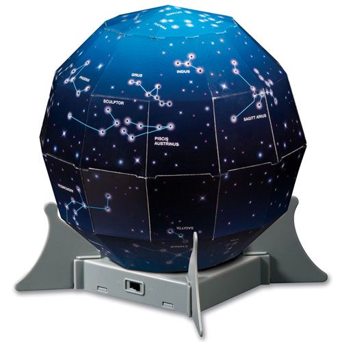 De gemonteerde sterrenhemel projectielamp met constellaties op een grijze standaard.