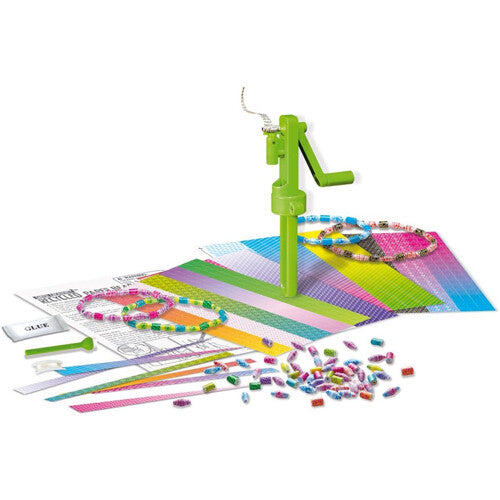 Alle onderdelen van de 4M knutselset voor papieren kralen, inclusief de kralenmaker, papier en afgewerkte sieraden.