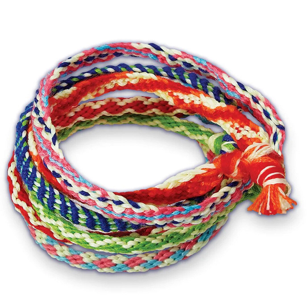 Een stapel veelkleurige, gevlochten vriendschapsarmbandjes.
