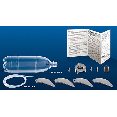 Alle onderdelen van de 4M waterraket set, inclusief plastic fles, vinnen en instructieboekje.