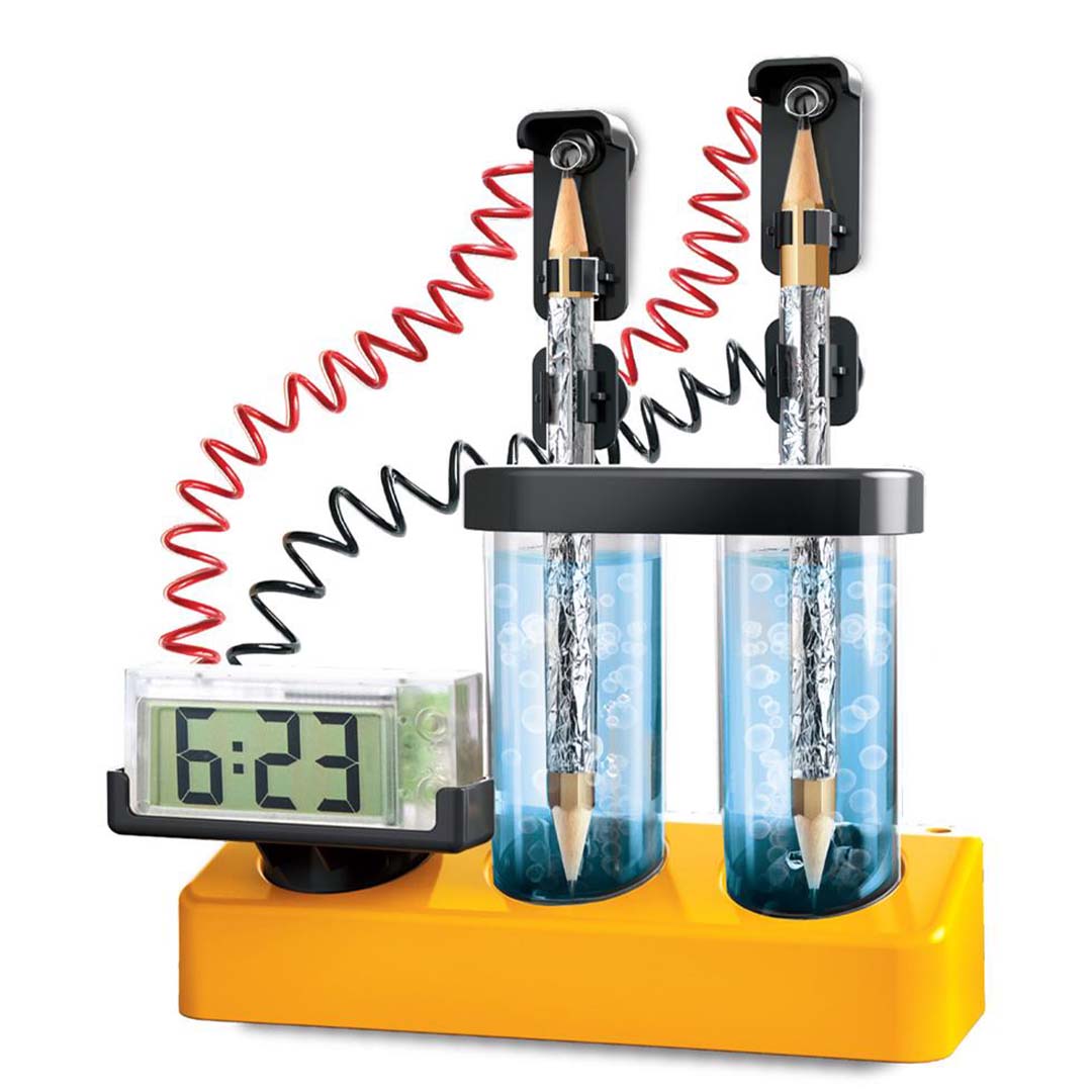 De 4M KidzLabs Kitchen Science Clock wetenschapskit met een digitale klok aangesloten op twee buisjes met potloden.