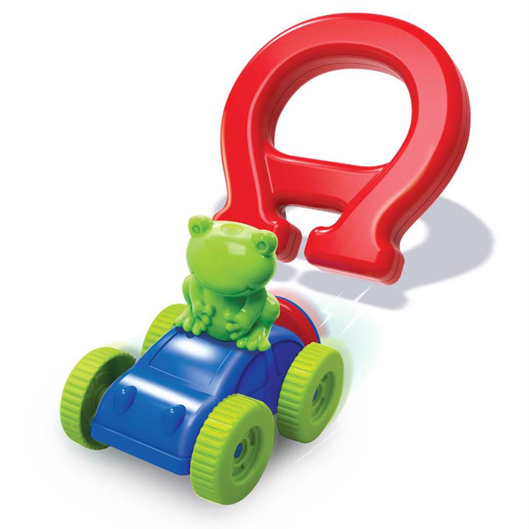 Een rode U-magneet trekt een blauwe speelgoedauto met een groene kikkerfiguur erop voort, als demonstratie van magnetisme.