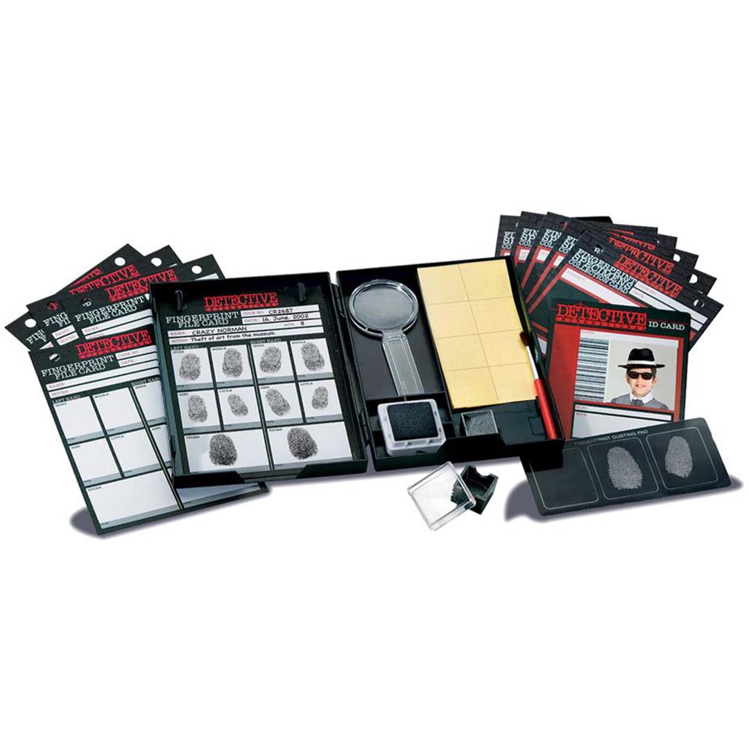 De inhoud van de detective kit, inclusief vingerafdrukkaarten, een vergrootglas, inktkussen en detective ID-kaarten.