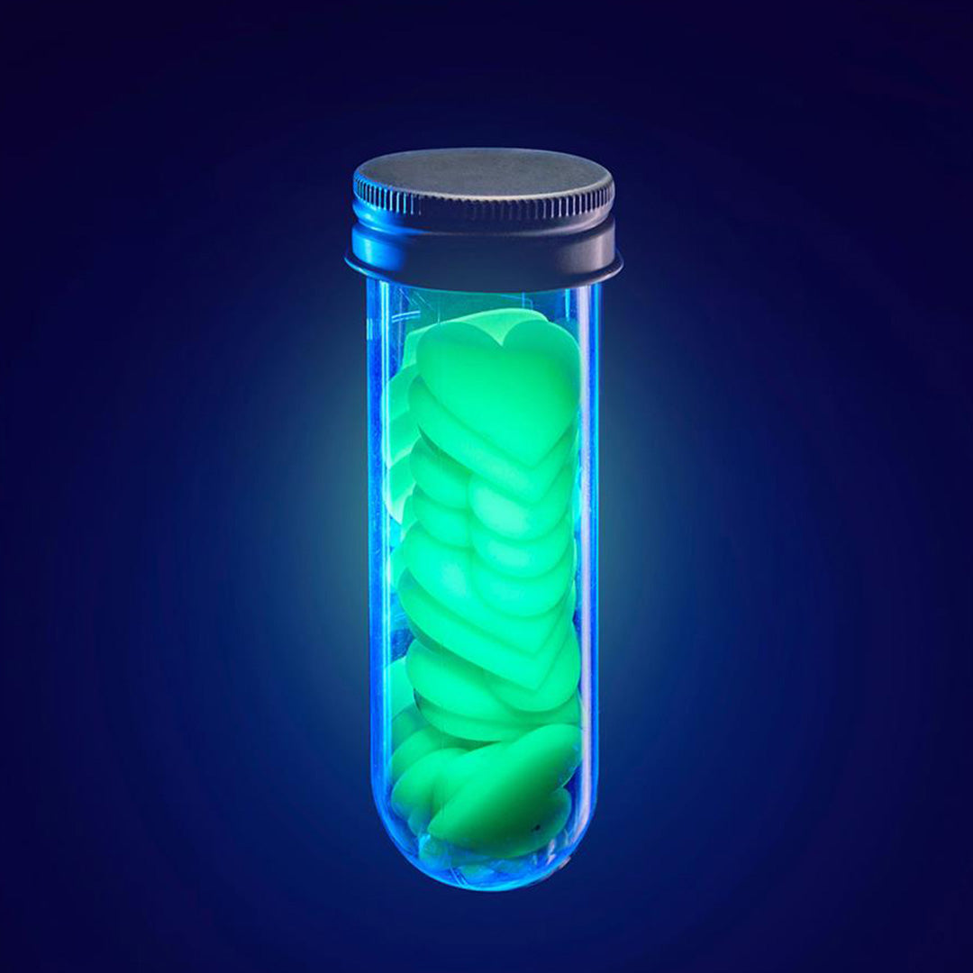 4M glow-in-the-dark hartjes die felgroen oplichten in een reageerbuisje in het donker.