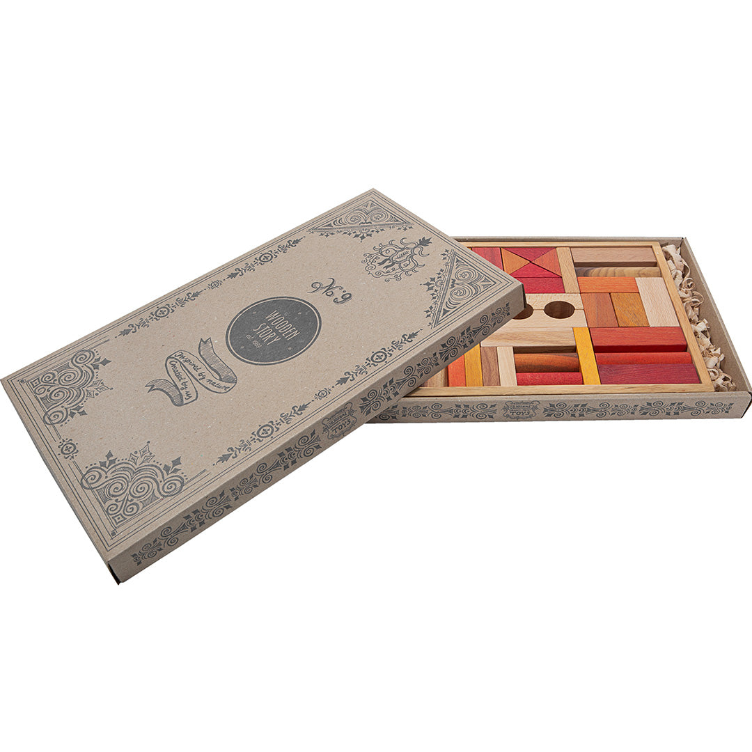 De open kartonnen verpakking van de Wooden Story houten bouwblokken, met decoratieve opdruk en deels zichtbare blokken.