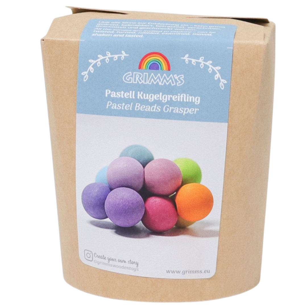 De verpakking van grimm's babyspeelgoed met pastelkleurige houten kralen.