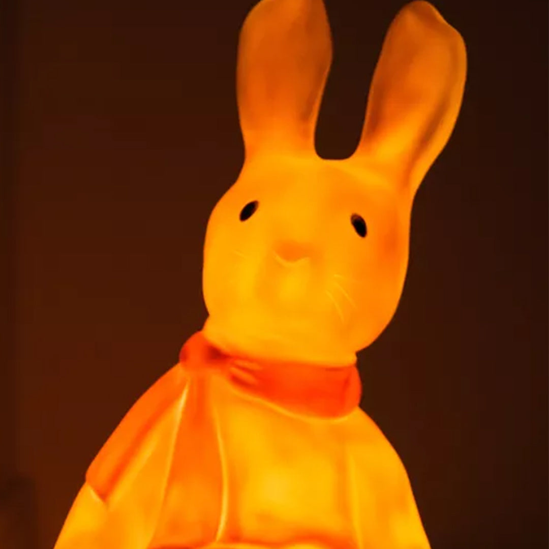 Close-up van het oranje gloeiende gezicht van de Egmont Toys Heico lamp konijn Lenny.